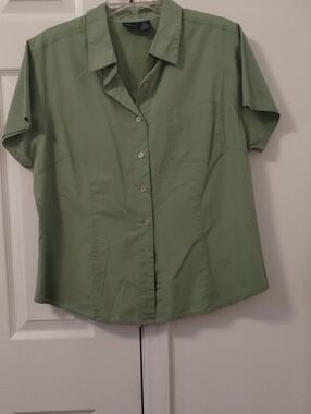 Basic Editions Sage Green Short-Sleeve Button-Down Shirt